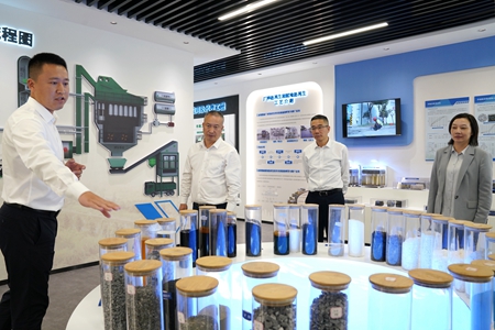 20241009市國資委黨委書記、主任陳文榮參觀杭州灣綠色養護公司展廳,右起李利、柏衛東、陳文榮.jpg 20241009市國資委黨委書記、主任陳文榮參觀杭州灣綠色養護公司展廳,右起李利、柏衛東、陳文榮.jpg