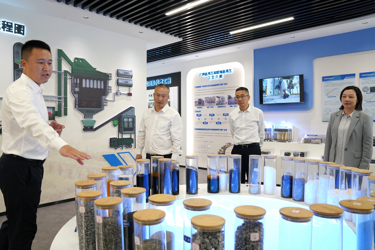 20241009市國資委黨委書記、主任陳文榮參觀杭州灣綠色養護公司展廳,右起李利、柏衛東、陳文榮(李阿梅 攝).jpg 20241009市國資委黨委書記、主任陳文榮參觀杭州灣綠色養護公司展廳,右起李利、柏衛東、陳文榮(李阿梅 攝).jpg